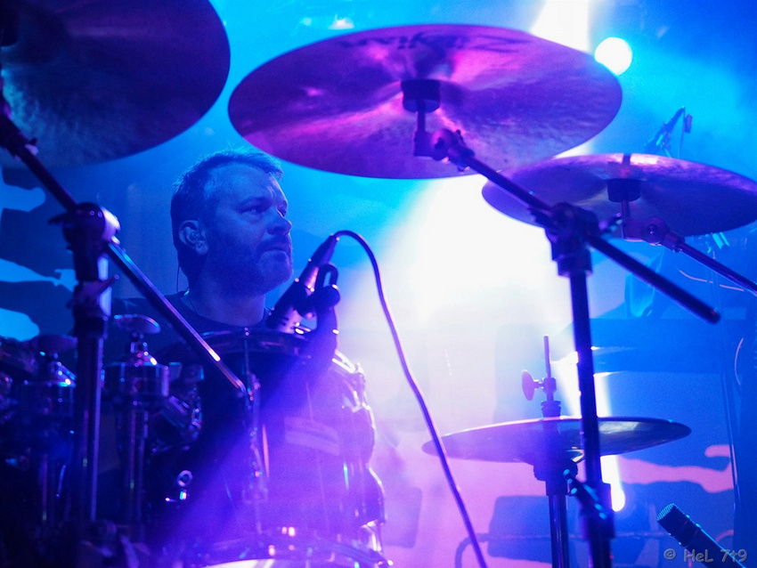Dirk Hartel spielt Schlagzeug bei der Progressive Rock-Band Neronia und ist live zudem mit den Gothic-Rockern Godex unterwegs.