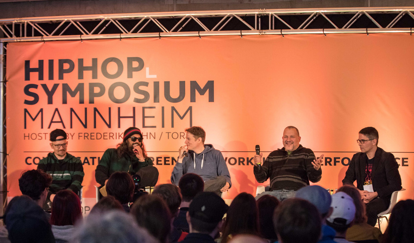 Auf der Bühne beim Hip-Hop-Symposium in Mannheim: Jan Delay, Samy Deluxe, Moderator Falk Schacht, Torch und Literaturwissenschaftler Prof. Jannis Androutsopoulos.