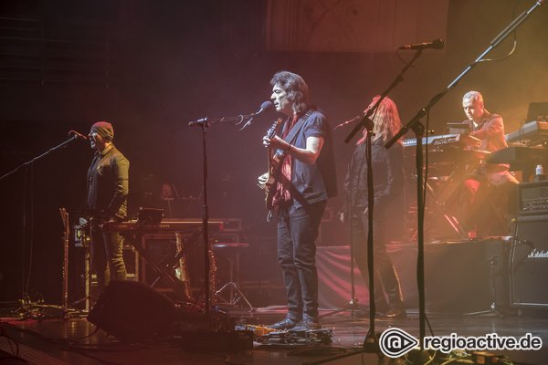 Alte und neue Stücke - Selling England: Live-Bilder von Steve Hackett im Haus Auensee in Leipzig 