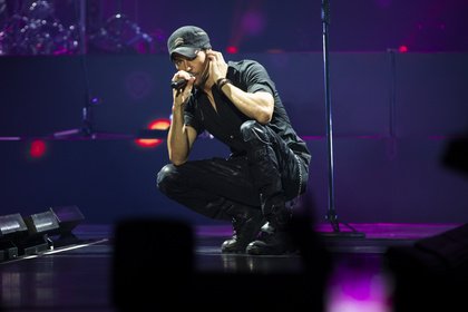 Im Großformat - Feurig: Fotos von Enrique Iglesias live in der Lanxess Arena in Köln 