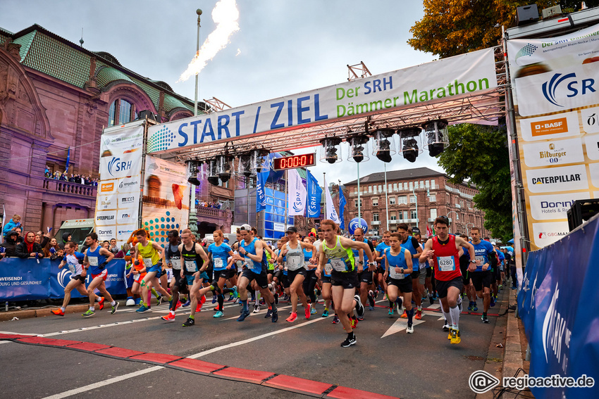 Der Startschuss für den SRH Dämmer Marathon vor dem Rosengarten in Mannheim