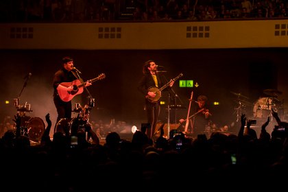 Von allen Seiten - Mittendrin: Fotos von Mumford & Sons live in der Festhalle Frankfurt 