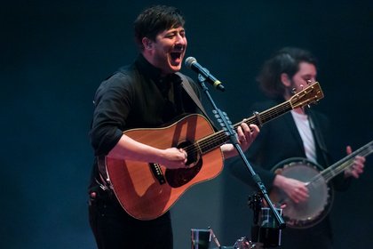 Ein Abend im Zeichen großer Hymnen - Mumford & Sons lassen die Frankfurter Festhalle beben 