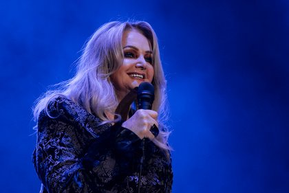 Berühmte Reibeisenstimme - Rockröhre: Bilder von Bonnie Tyler live in der Karlsruher Schwarzwaldhalle 