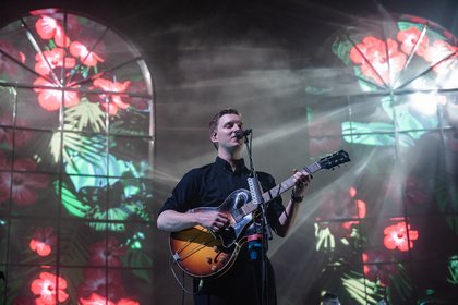 Sakral - Gefühlvoll: Bilder von George Ezra live in der Lanxess Arena in Köln 