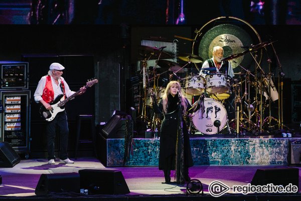 Durch Regen und Gewitter - Dramatisch: Bilder von Fleetwood Mac live in der Waldbühne Berlin 