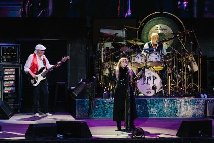 Durch Regen und Gewitter - Dramatisch: Bilder von Fleetwood Mac live in der Waldbühne Berlin 