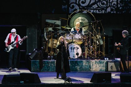 Patschnass aber glücklich - Fleetwood Mac begeistern in Berlin mit Hits aus über 50 Jahren Bandgeschichte 