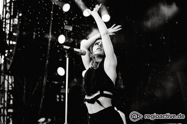 Auf Plateausohlen durchs Nass - YouTube-Stars: Fotos von Against the Current live bei Rock am Ring 2019 