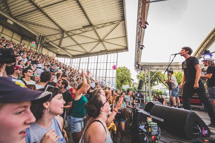 Kurzbesuch aus Köln - Überraschung: Bilder von AnnenMayKantereit live beim Maifeld Derby 2019 