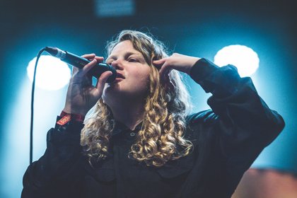 Die Rückkehr - Fulminant: Bilder von Kate Tempest live beim Maifeld Derby 2019 