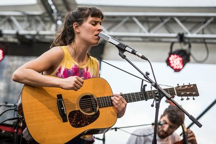 Atmosphärisch - Black Sea Dahu: Fotos der Folkband live beim Maifeld Derby 2019 