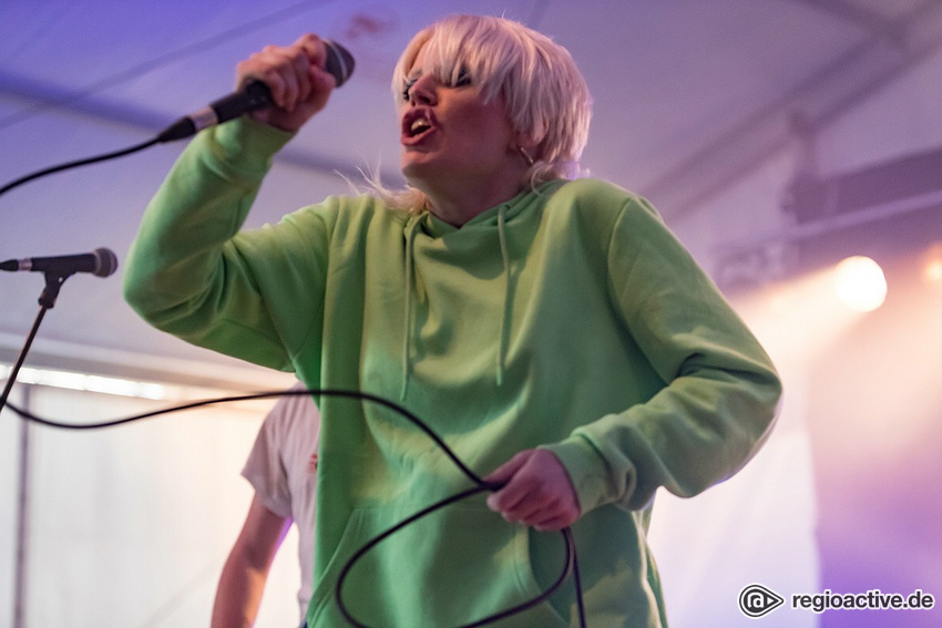 Amly and the Sniffers (live in Mannheim 2019)