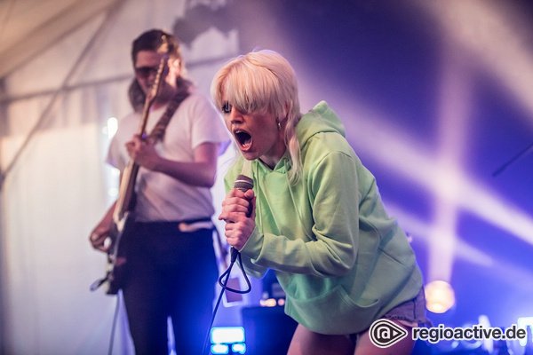 Punk aus Down Under - Aufgedreht: Live-Fotos von Amyl and the Sniffers beim Maifeld Derby 2019 