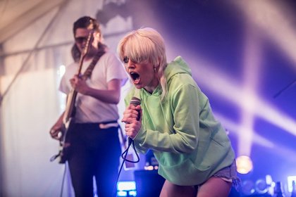 Punk aus Down Under - Aufgedreht: Live-Fotos von Amyl and the Sniffers beim Maifeld Derby 2019 