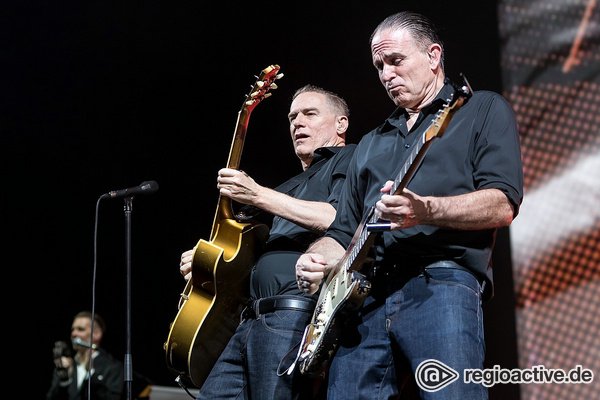 Gegen die Hitze - Rockig: Bilder von Bryan Adams live in der Festhalle Frankfurt 