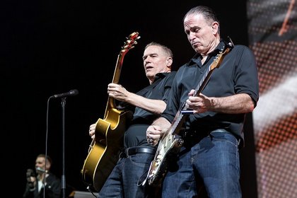 Gegen die Hitze - Rockig: Bilder von Bryan Adams live in der Festhalle Frankfurt 