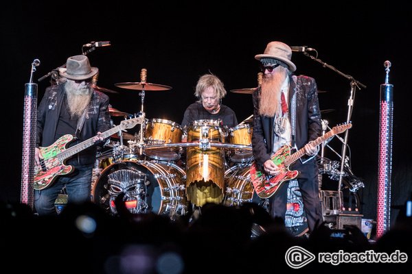 Zwei Bärte plus - Ikonen: Fotos von ZZ Top live in der Barclaycard Arena in Hamburg 