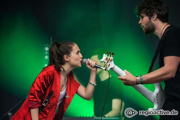 Lady in red - Leidenschaftlich: Live-Fotos von Alice Merton auf dem Hurricane Festival 2019 