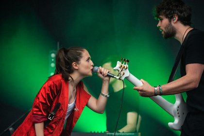 Lady in red - Leidenschaftlich: Live-Fotos von Alice Merton auf dem Hurricane Festival 2019 