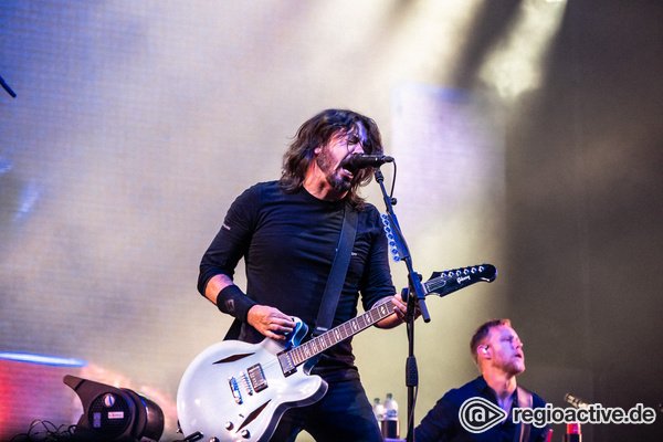 Herzliche Geste - Foo Fighters: Dave Grohl holt beim Sziget Festival Fan im Rollstuhl auf die Bühne 