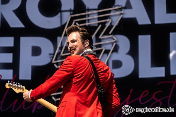 In die Vollen - Schwedenrock: Bilder von Royal Republic live beim Hurricane 2019 