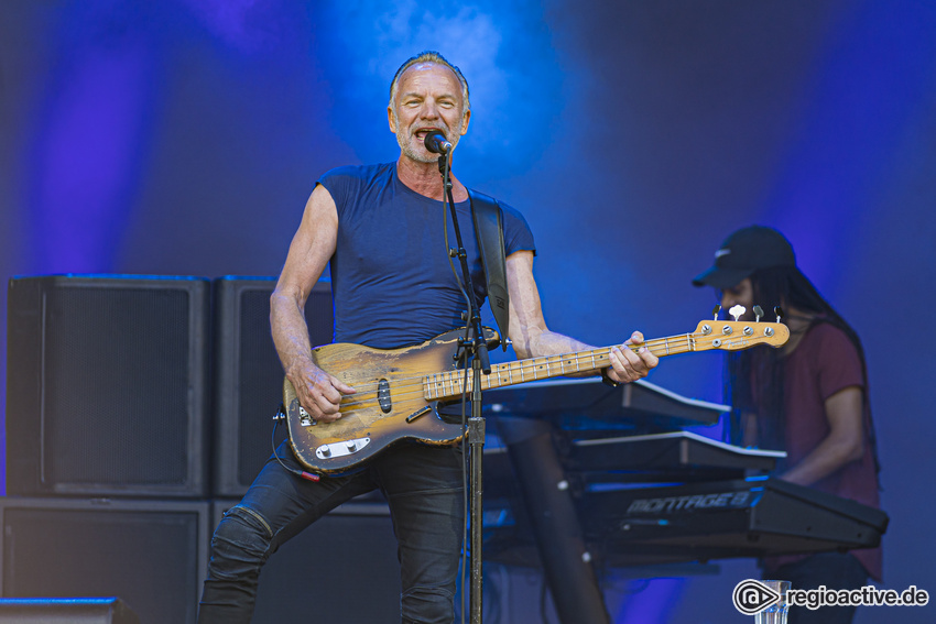 Größte Hits - Sommerlich: Bilder von Sting live in der EmslandArena in Lingen 