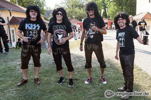 Farbenfroh - Vor dem Unwetter: Impressionen vom KISS-Konzert in Iffezheim 