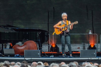 Tatsächlich das Ende - Joan Baez: Bilder & Bericht des Abschiedskonzerts in Bad Honnef 