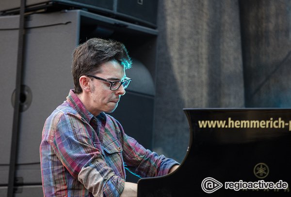 Franzose am Piano - Adrien Brandeis: Live-Bilder des Openers von Bobby McFerrin bei den Jazzopen Stuttgart 