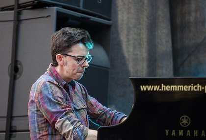 Franzose am Piano - Adrien Brandeis: Live-Bilder des Openers von Bobby McFerrin bei den Jazzopen Stuttgart 