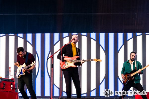 Britischer Indie-Rock - Farbenfroh: Bilder von Two Door Cinema Club beim Deichbrand Festival 2019 