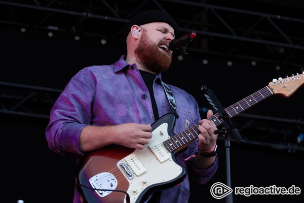 Britischer Singer-Songwriter - Inbrünstig: Live-Bilder von Tom Walker beim Deichbrand Festival 2019 