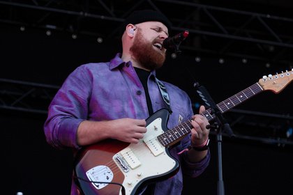 Britischer Singer-Songwriter - Inbrünstig: Live-Bilder von Tom Walker beim Deichbrand Festival 2019 