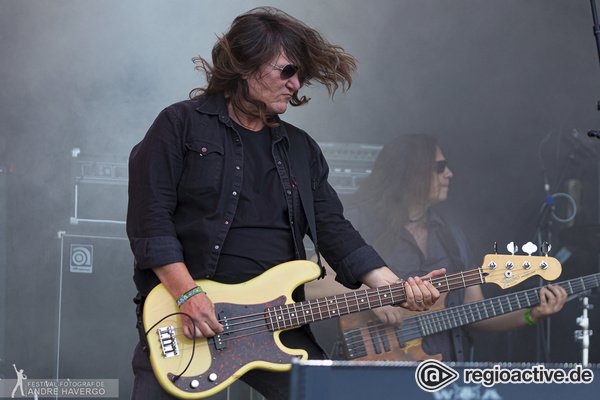 Unterstützung am Bass - Skyline: Fotos der Coverband mit Thomas Jensen live beim Wacken Open Air 2019 