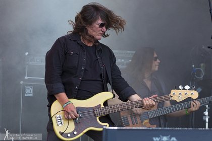 Unterstützung am Bass - Skyline: Fotos der Coverband mit Thomas Jensen live beim Wacken Open Air 2019 