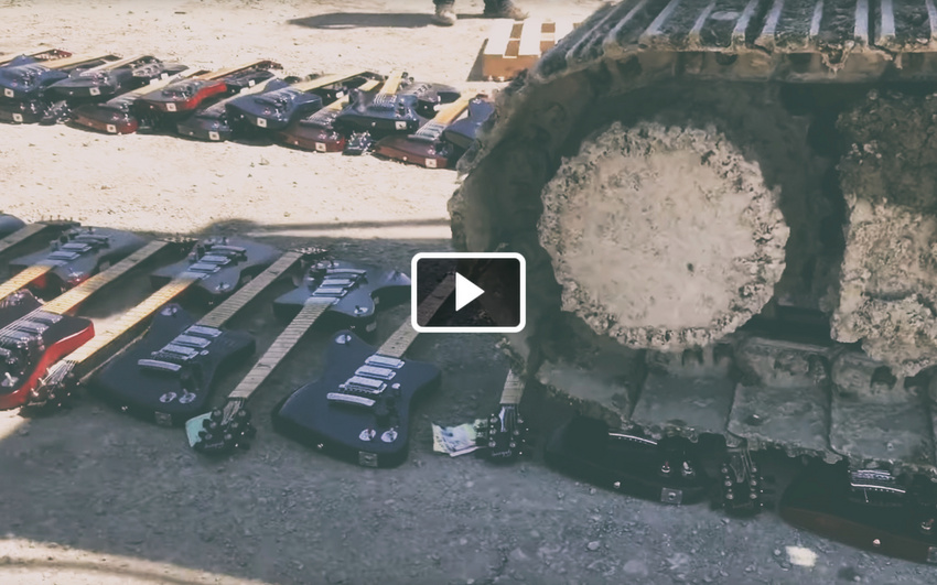 Video: Gibson zerstört zahlreiche Firebird X-Gitarren mit einem Bagger