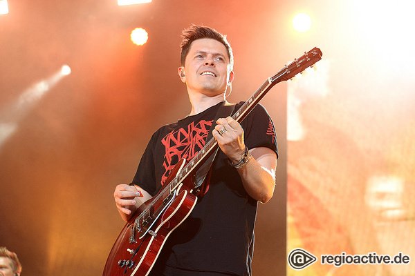 Umschwärmt - Fotos von Michael Patrick Kelly live bei Musik im Park in Schwetzingen 