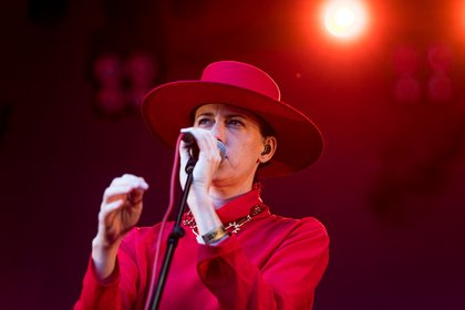 Gefühlvoll - Ganz in Rot: Bilder von Kat Frankie live beim Sound of the Forest Festival 2019 