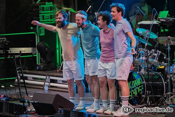 Farbenfrohe Show - Bilder von ok.danke.tschüss als Opener von Fettes Brot live in Alzey 