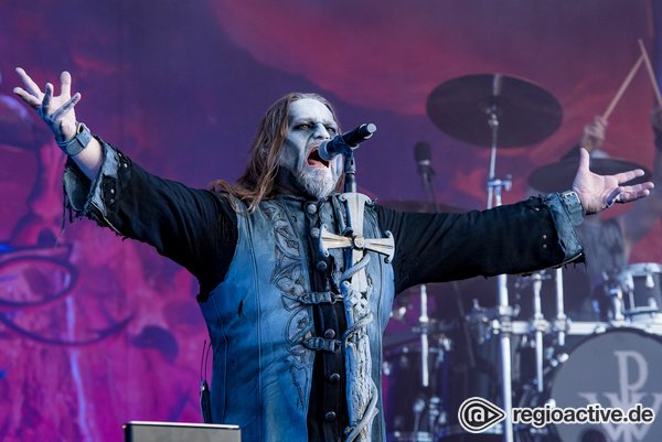 Wölfe mit Feuer unterm Hintern - Pyromanisch: Fotos von Powerwolf live beim Wacken Open Air 2019 