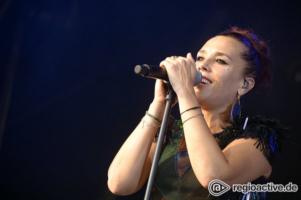 Französische Klänge - Lebensfreude: Fotos von ZAZ live bei Musik im Park in Schwetzingen 