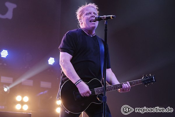 Pretty fly (for white guys) - The Offspring: Bilder der Punkrocker live in der Jahrhunderthalle Frankfurt 