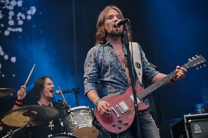 Neue Rosen stechen gut - Bilder von The New Roses live als Support der Scorpions in Bonn 