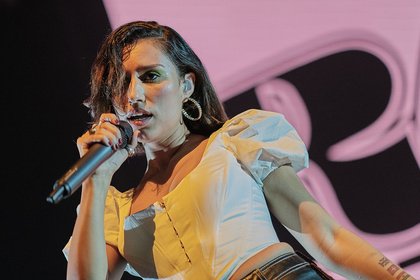 Songwriterin von Kindesbeinen an - Raye: Live-Bilder der Sängerin als Support von Khalid in Frankfurt 