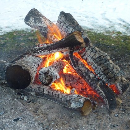 Wintergrillen am romantischen Lagerfeuer – winterliches Freizeitvergnügen für Singles in allen Altersgruppen