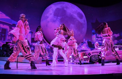 Bunte Dance-Party - Ariana Grande liefert in der Kölner Lanxess Arena eine perfekt inszenierte Show ab 