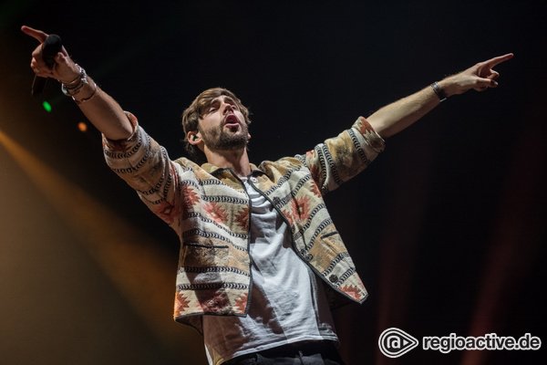 Ganz europäisch - Multikulti: Bilder von Alvaro Soler live in der Barclaycard Arena in Hamburg 