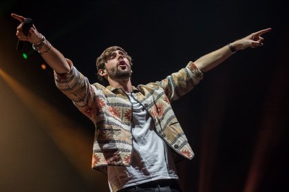 Ganz europäisch - Multikulti: Bilder von Alvaro Soler live in der Barclaycard Arena in Hamburg 