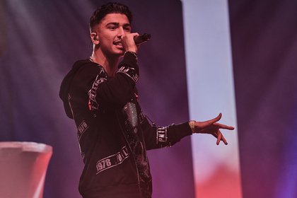 Zu wildes Heimspiel - Mero bringt Mädchen in der Frankfurter Jahrhunderthalle zum Weinen 